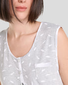 Detalle de cuello abierto con pata de raso de pijama de mujer gris sin mangas