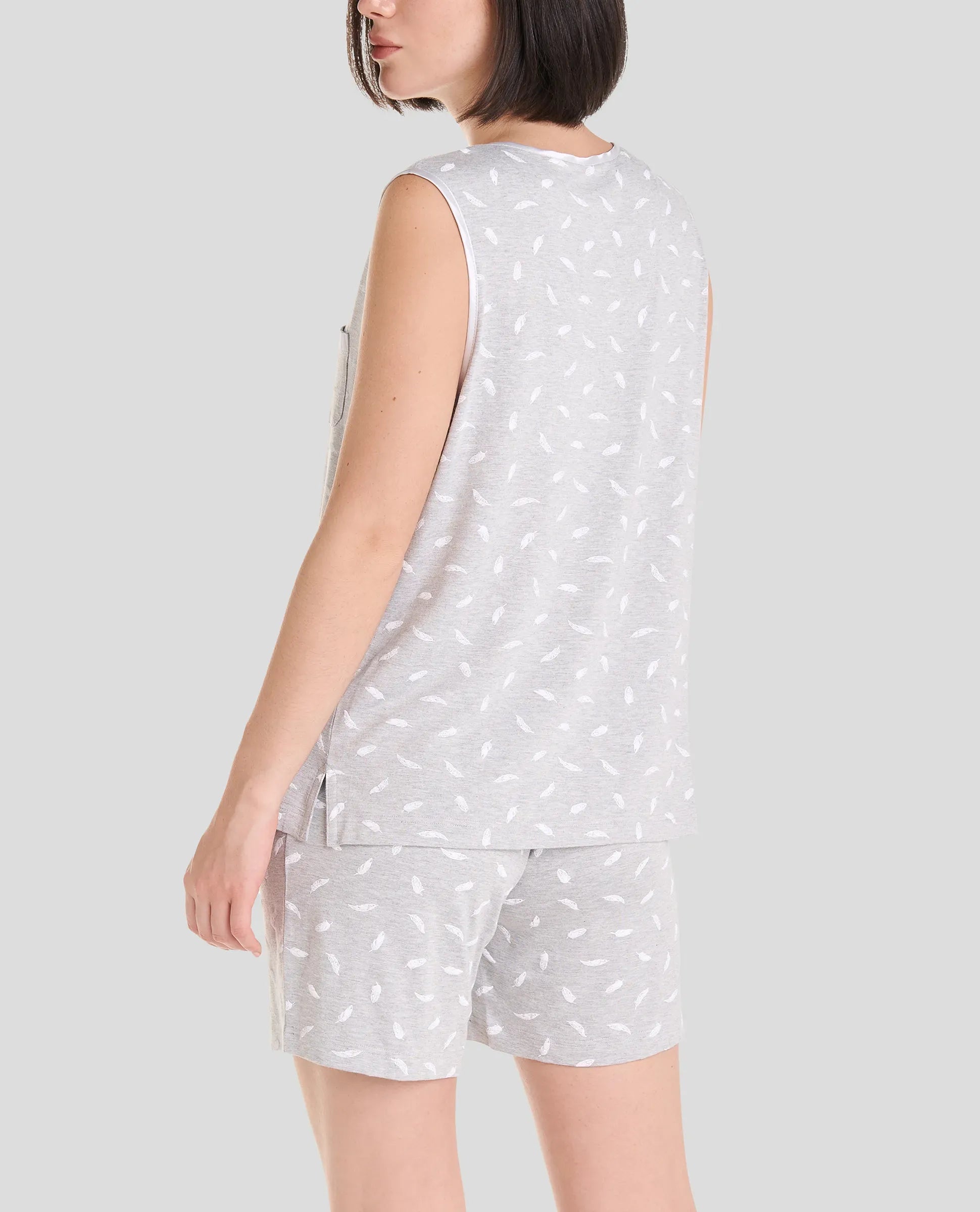 Vista trasera pijama corto sin mangas gris de mujer estampado plumas