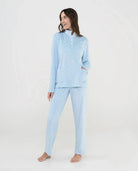 Mujer con pijama de invierno estilo chandal en estampado celeste con topitos y cuello abotonado