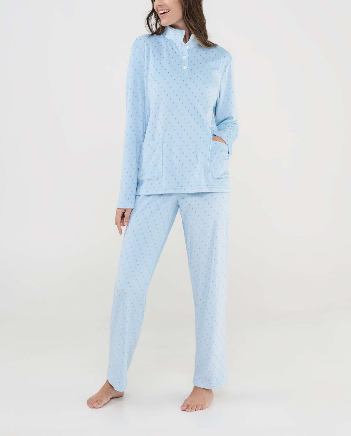 Mujer con pijama de invierno estilo chandal en estampado celeste con topitos y cuello abotonado