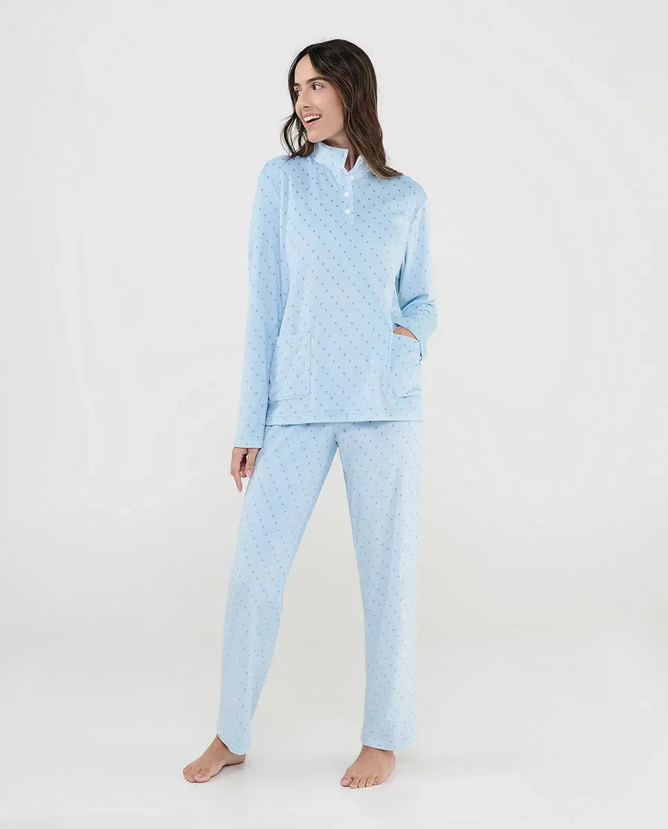 Mujer con pijama de invierno estilo chandal en estampado celeste con topitos y cuello abotonado