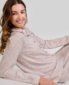 Mujer luce pijama abierto abotonado de manga larga y estampado florecitas camel ideal para descansar.