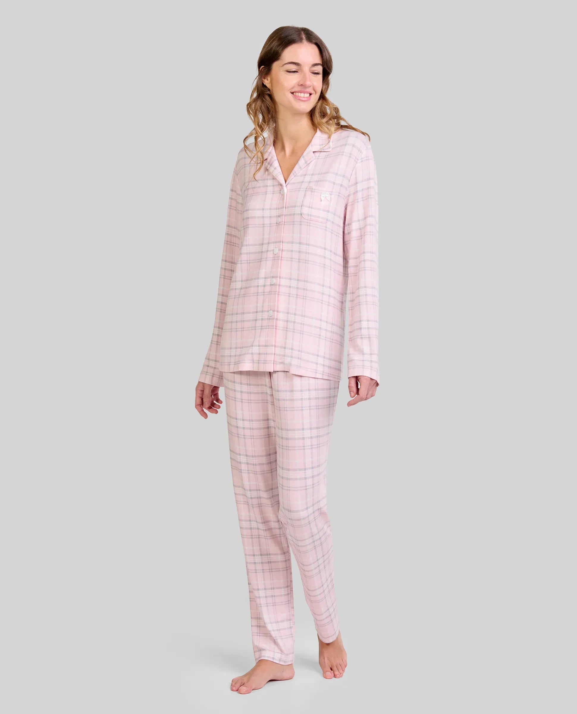 Mujer con pijama abotonado de cuadros rosa de manga larga