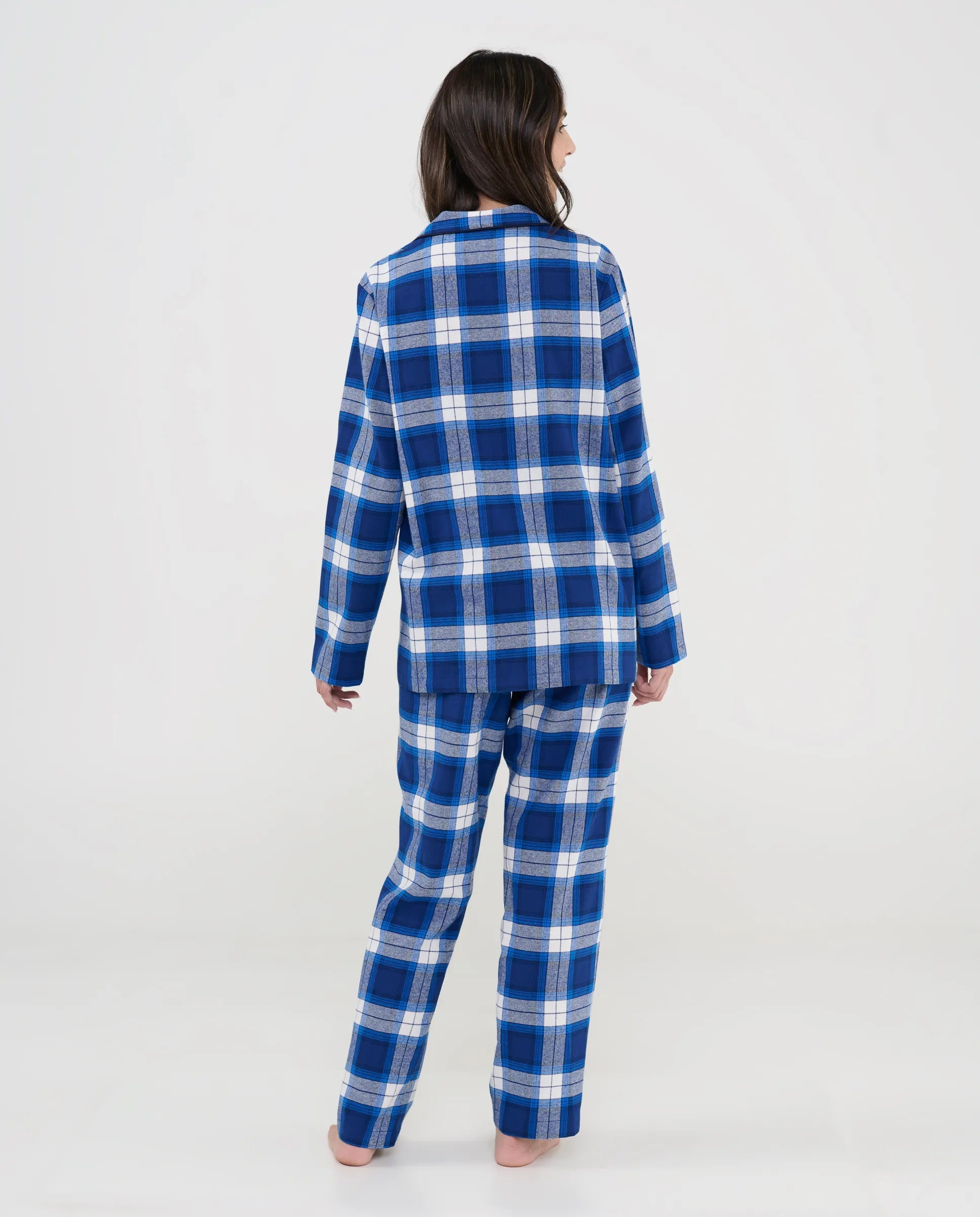 Vista trasera del pijama de cuadros azules para mujer, con pantalón y manga larga.