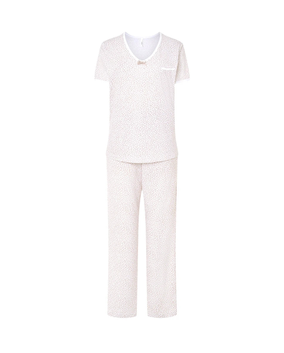 Pijama de mujer manga corta de punto estampado piel camel, cuello pico y adorno lacito raso. Pantalón largo ajustable