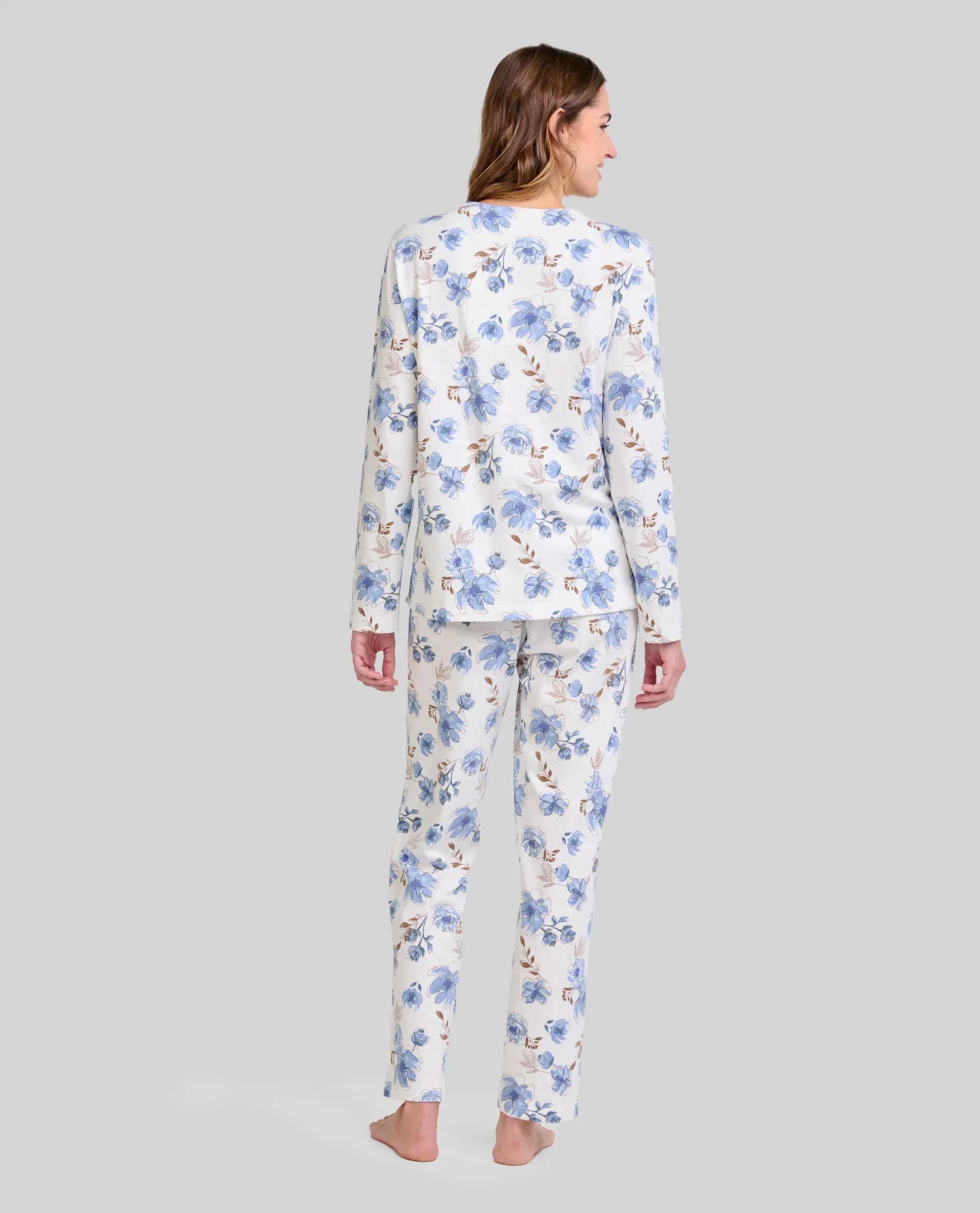 Mujer de espaldas con pijama de manga larga estampado floral azul y beige para invierno