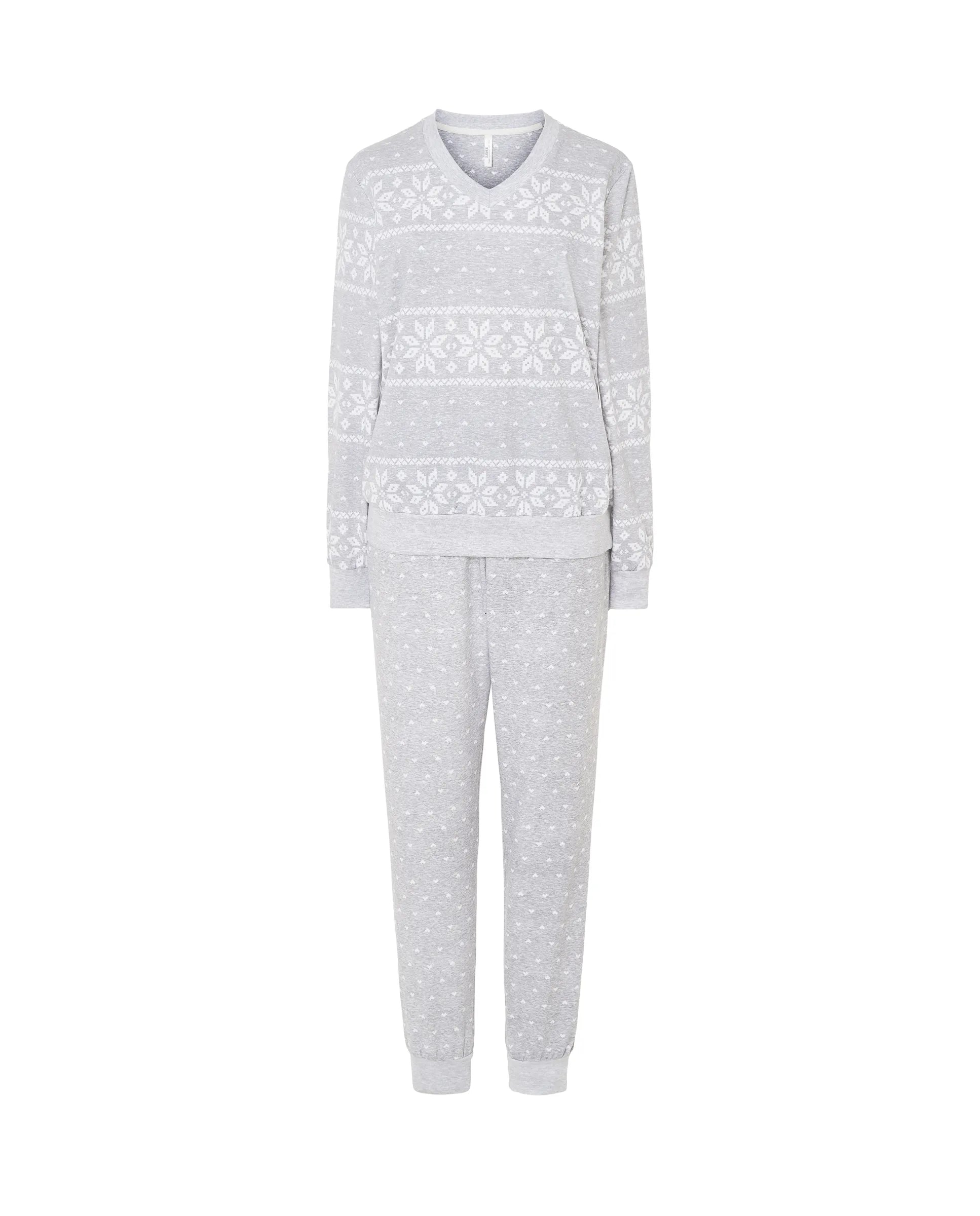 Pijama Lohe de mujer estampado en estrellas de nieve, cuello pico, manga larga con puños y pantalón largo con puños.