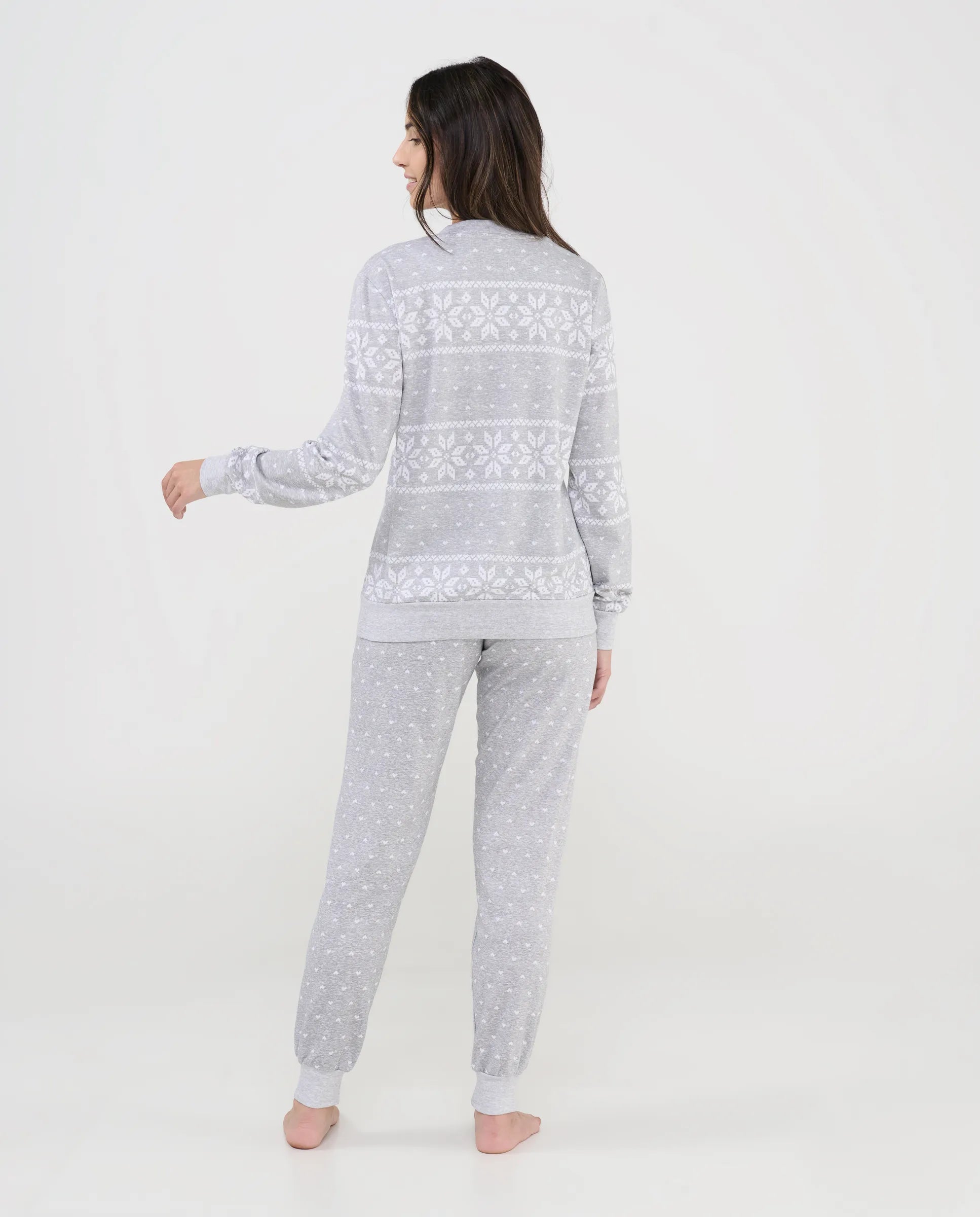 Cómodo pijama largo mujer para navidad de color gris con estampados de estrellas de nieve