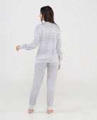 Cómodo pijama largo mujer para navidad de color gris con estampados de estrellas de nieve