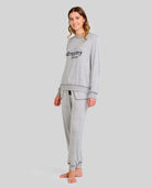 Mujer luce pijama vigoré gris de manga larga con bordado "dreamy" y puños elásticos