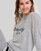 Mujer con conjunto lounge gris de invierno con bordado "dreamy forever" en el pecho y cuello redondo
