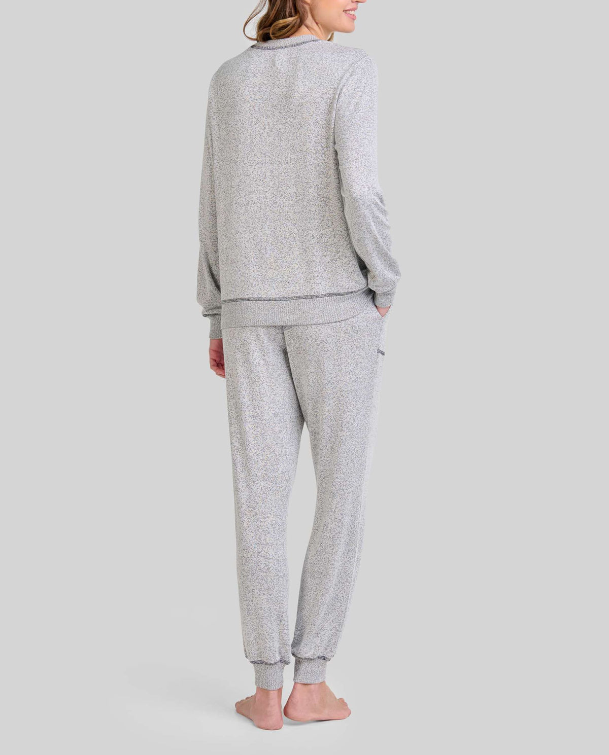 Conjunto pijama invierno gris de mujer con sudadera manga larga y  bordado "dreamy forever" en el pecho y puños elásticos
