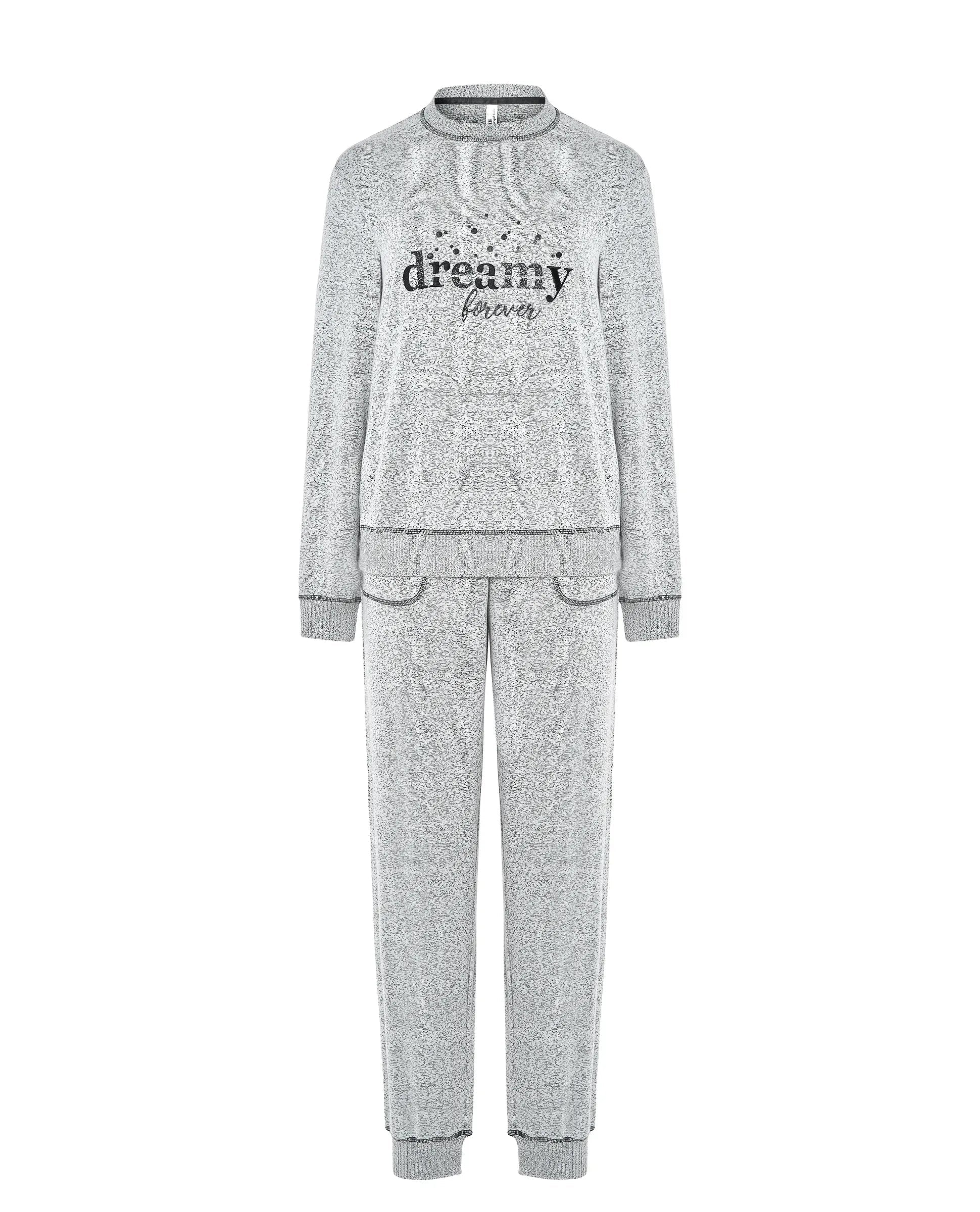 Mujer con pijama gris de manga larga y cuello con botones ideal para noches cómodas y descanso reparador.