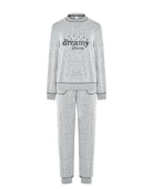 Mujer con pijama gris de manga larga y cuello con botones ideal para noches cómodas y descanso reparador.