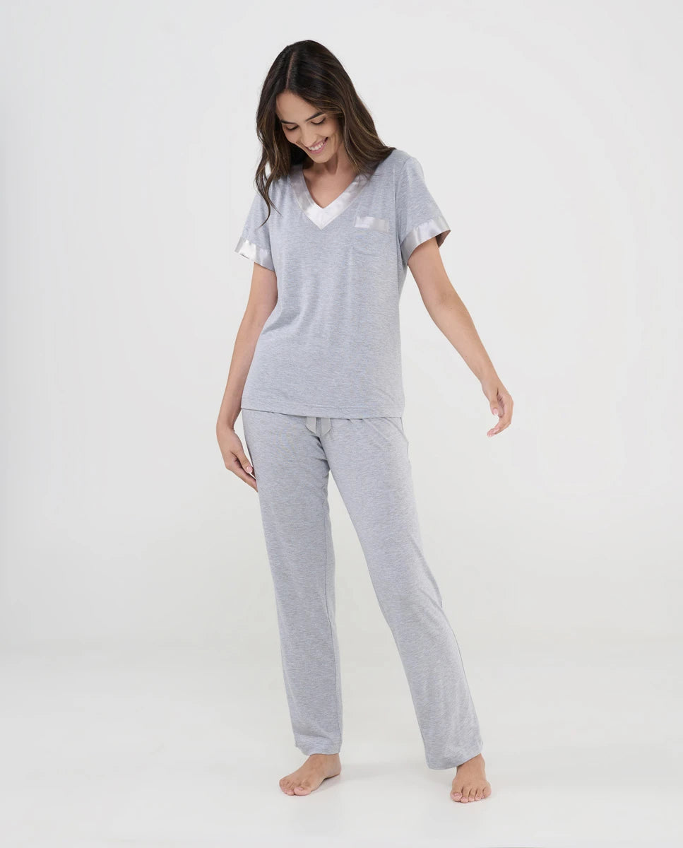 Mujer luce pijama largo de verano de manga corta en modal gris con cuello pico con raso a tono en solapa y mangas