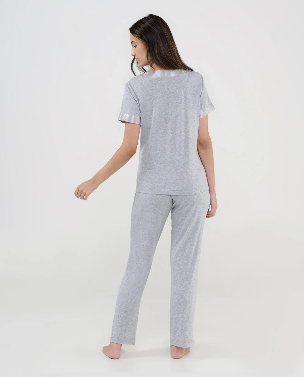 Pijama largo de mujer en suave modal gris, cuello en pico, mangas con terminación de raso a tono