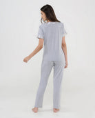 Pijama largo de mujer en suave modal gris, cuello en pico, mangas con terminación de raso a tono