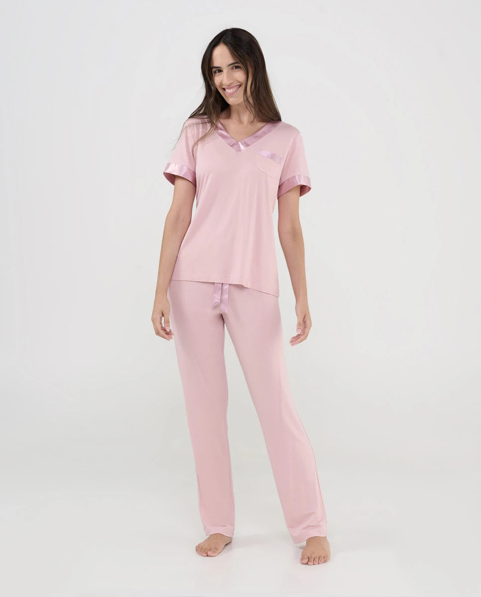 Mujer posa con pijama de verano de pantalón largo estampado piel color camel