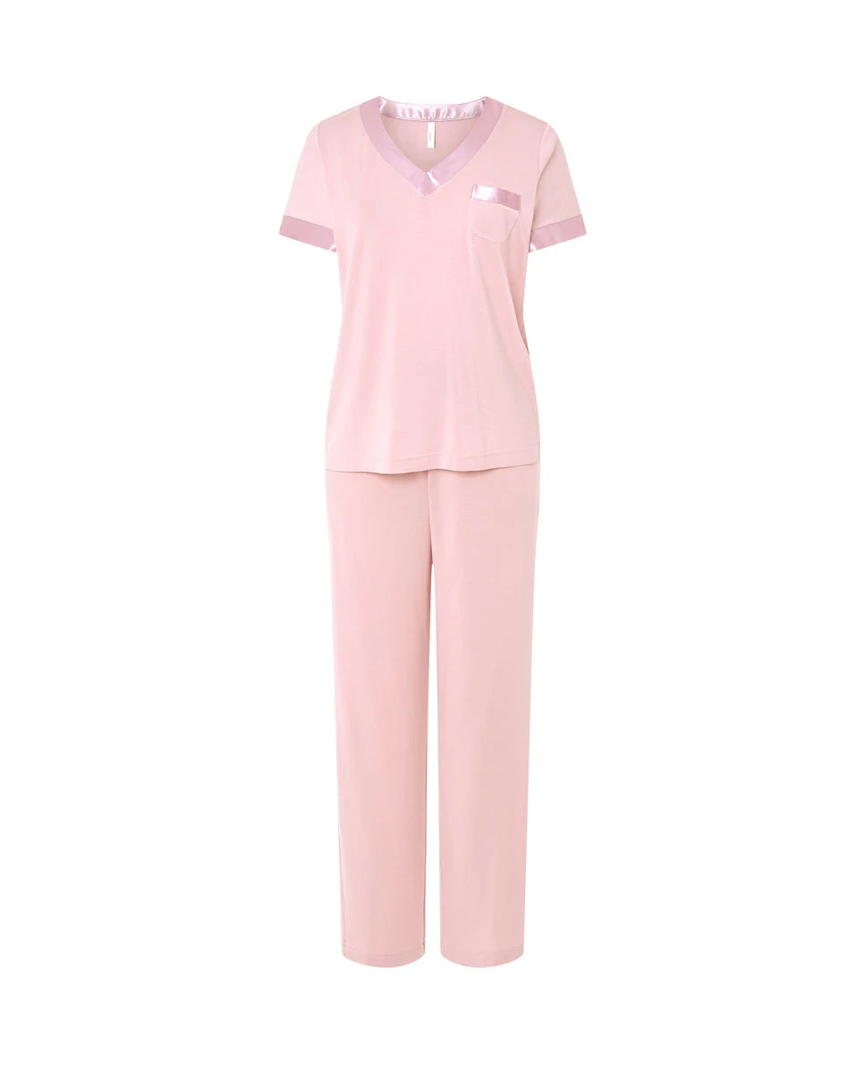 Mujer luce pijama largo de verano con camiseta de rayas de manga corta y cuello pico y pantalón largo a juego