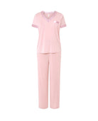 Mujer luce pijama largo de verano con camiseta de rayas de manga corta y cuello pico y pantalón largo a juego