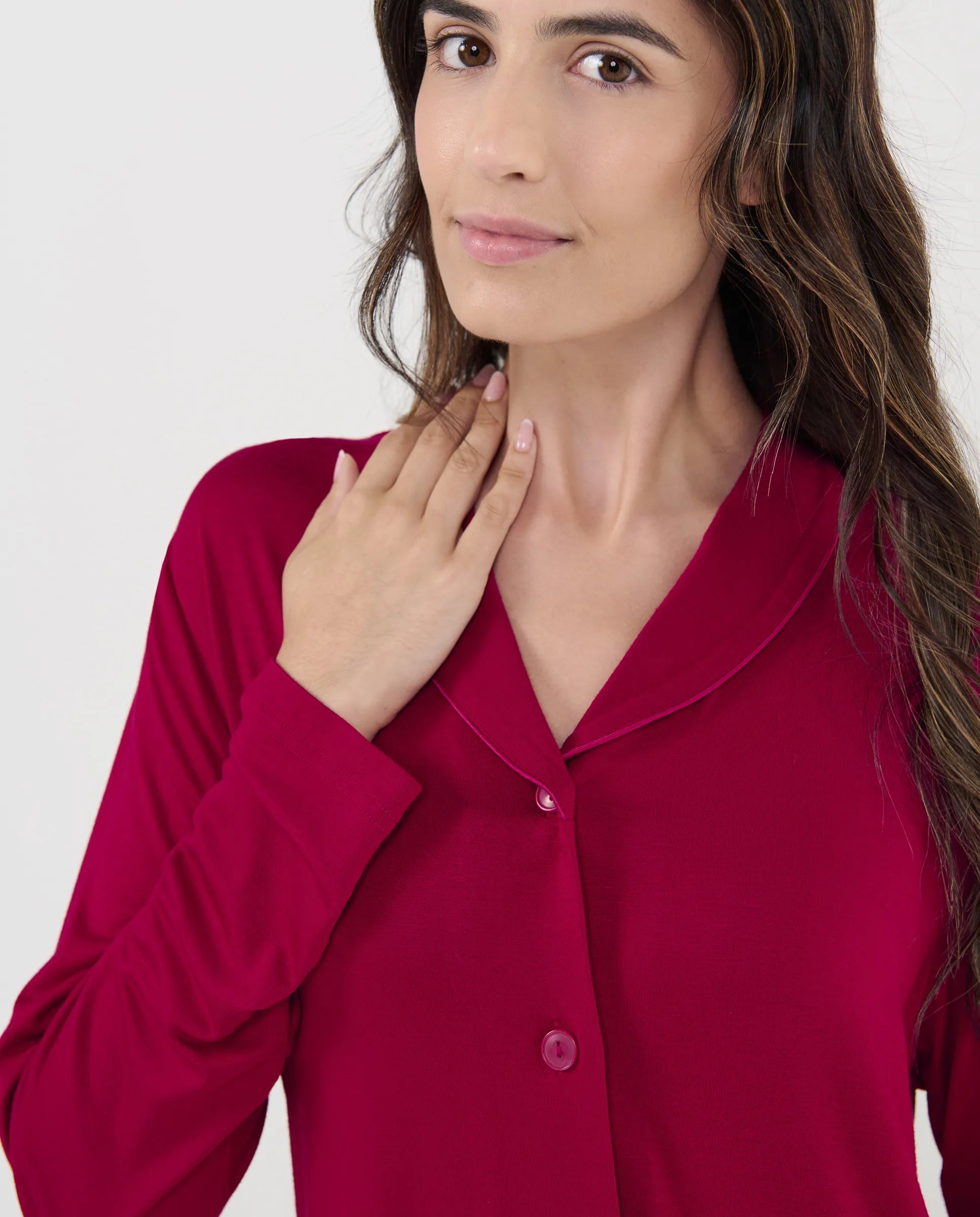 Detalle del cuello abotonado pijama modal granate de mujer