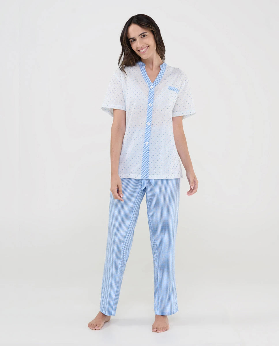 Pijama largo de mujer, top manga corta blanco plumeti abierto con botones y pantalón de cuadritos celeste.