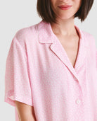 Mujer con pijama largo de verano en  jacquard de viscosa rosa estampado topitos y chaqueta abierta con bolsillos