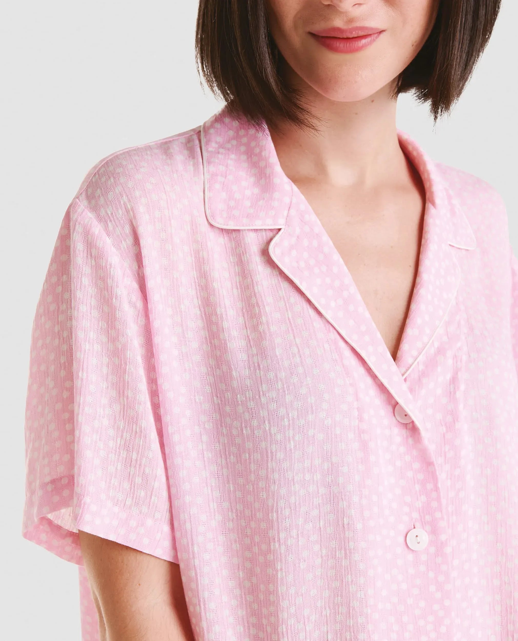 Mujer con pijama largo de verano en  jacquard de viscosa rosa estampado topitos y chaqueta abierta con bolsillos
