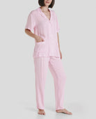 Pijama de verano para mujer abierto con bolsillos en viscosa rosa a topitos, fresco y elegante