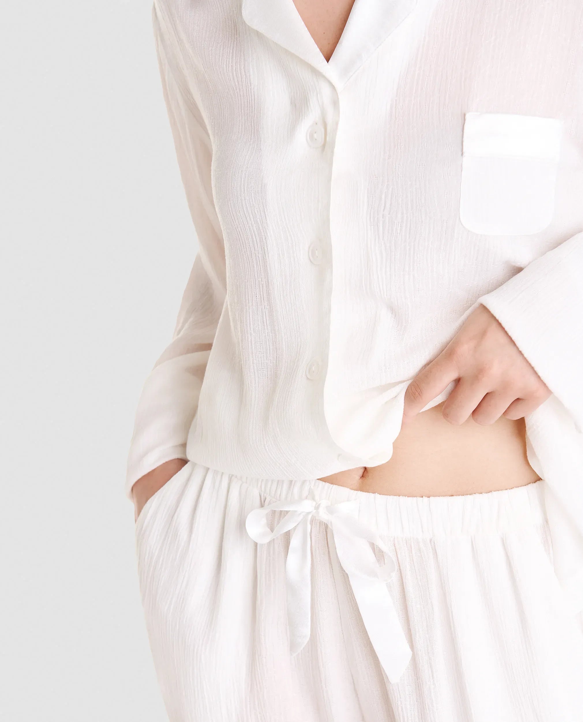 detalle chaqueta abierta de pijama fresco de verano de viscosa marfil con lazo en cintura y bolsillos