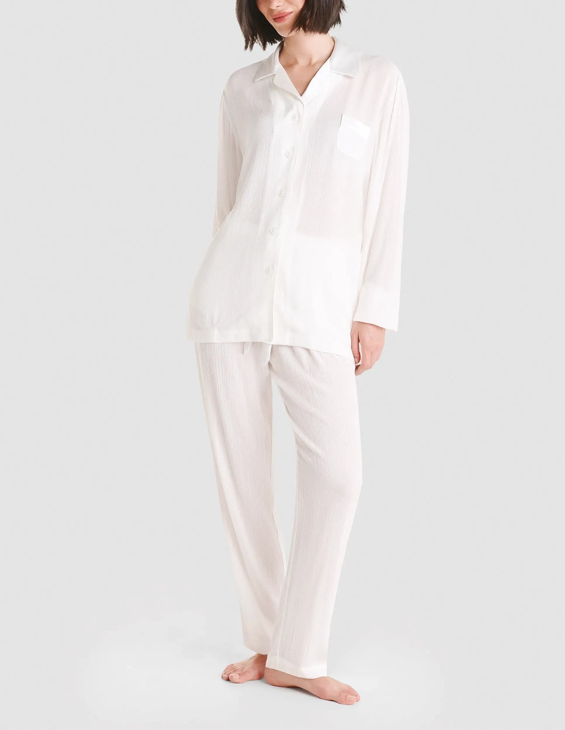 Pijama largo abierto de mujer de jacquard viscosa color marfil de manga larga con bolsillos