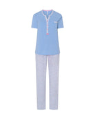 Pijama largo de mujer top vigoré celeste, abierto con pata y botones, manga corta y pantalón largo de flores