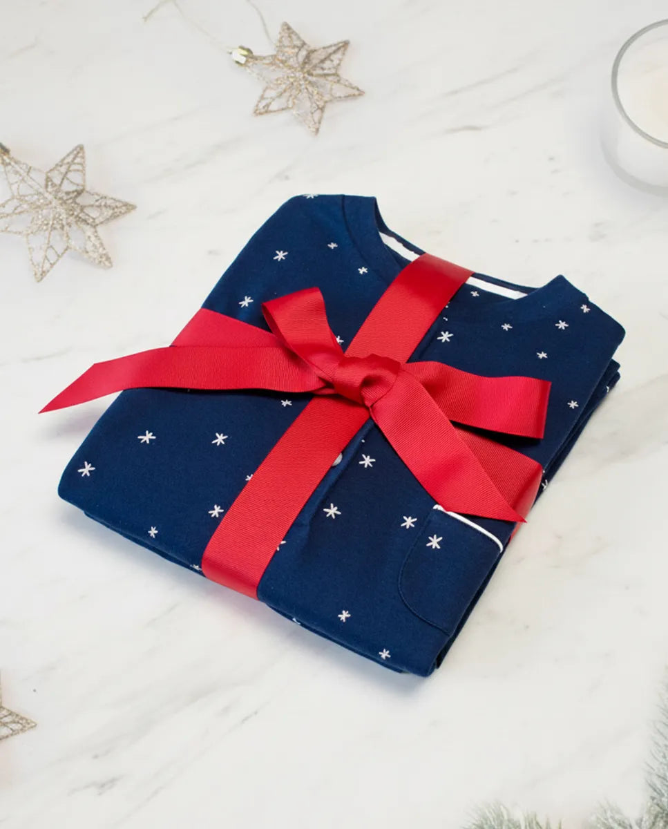 Este pijama se entrega en caja para regalo con lazo interior