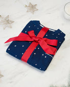 Este pijama se entrega en caja para regalo con lazo interior