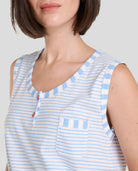 Detalle de cuello abierto con botones de pijama de verano para mujer sin mangas a rayas azules