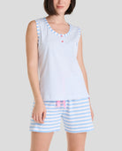 Conjunto de pijama de mujer sin mangas a rayas en azul claro y blanco, cuello con botones rosados y bolsillo decorativo