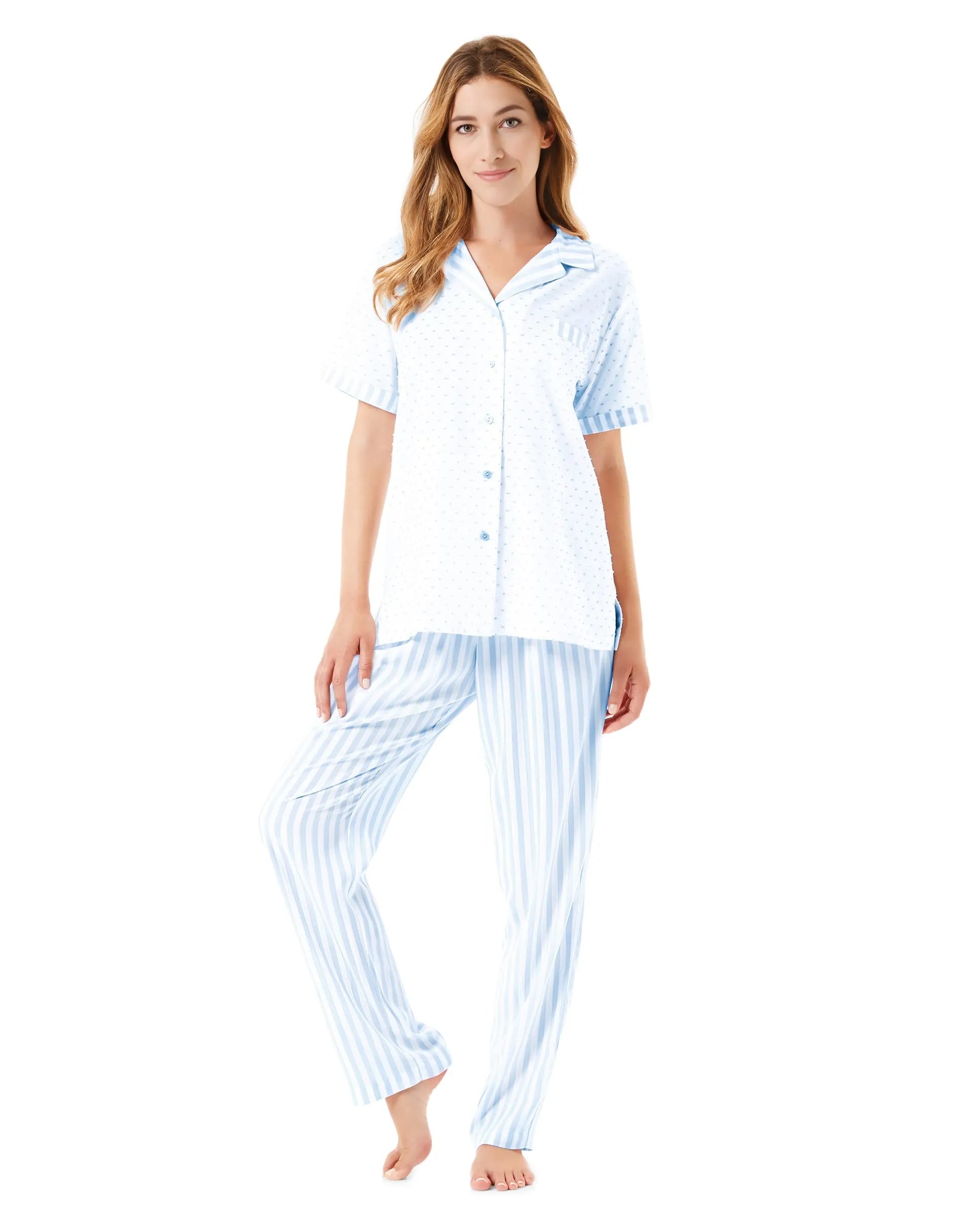 Pijama largo de mujer de verano estampado plumeti con rayas rosas, chaqueta manga corta abierta con botones y adorno bolsillo