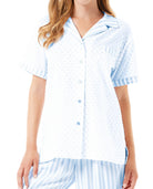 Vista detalle de chaqueta de pijama abierta con botones para mujer en tejido plumeti de rayas blanco y rosa para el verano
