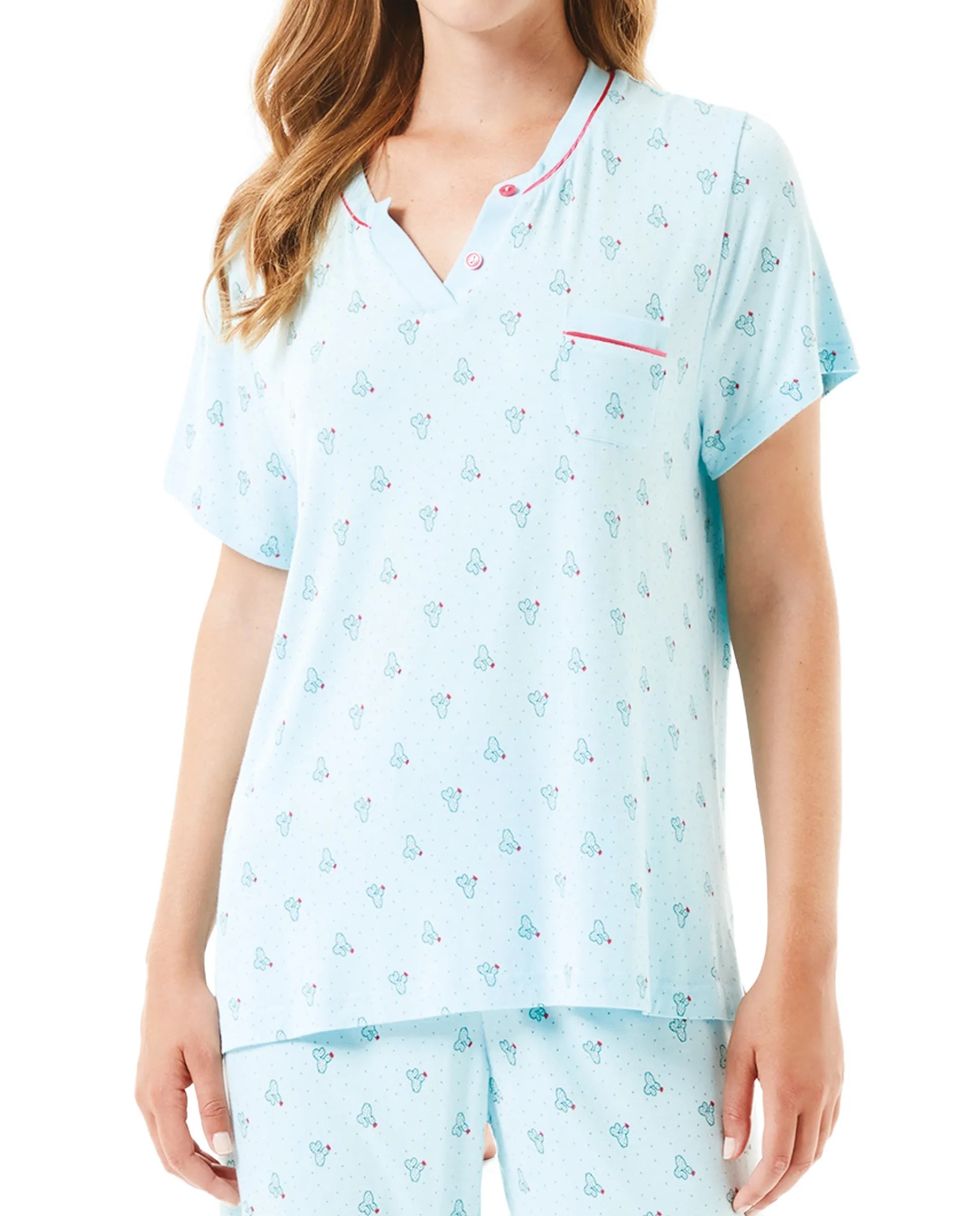 Vista detalle de chaquetilla de pijama de mujer con cuello abierto de botones y estampado cactus