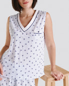 Detalle de camiseta de pijama de verano sin mangas y cuello pico para mujer
