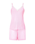 Vista trasera de mujer con pijama rosa corto de verano con camiseta de tirante fino y pantalón corto