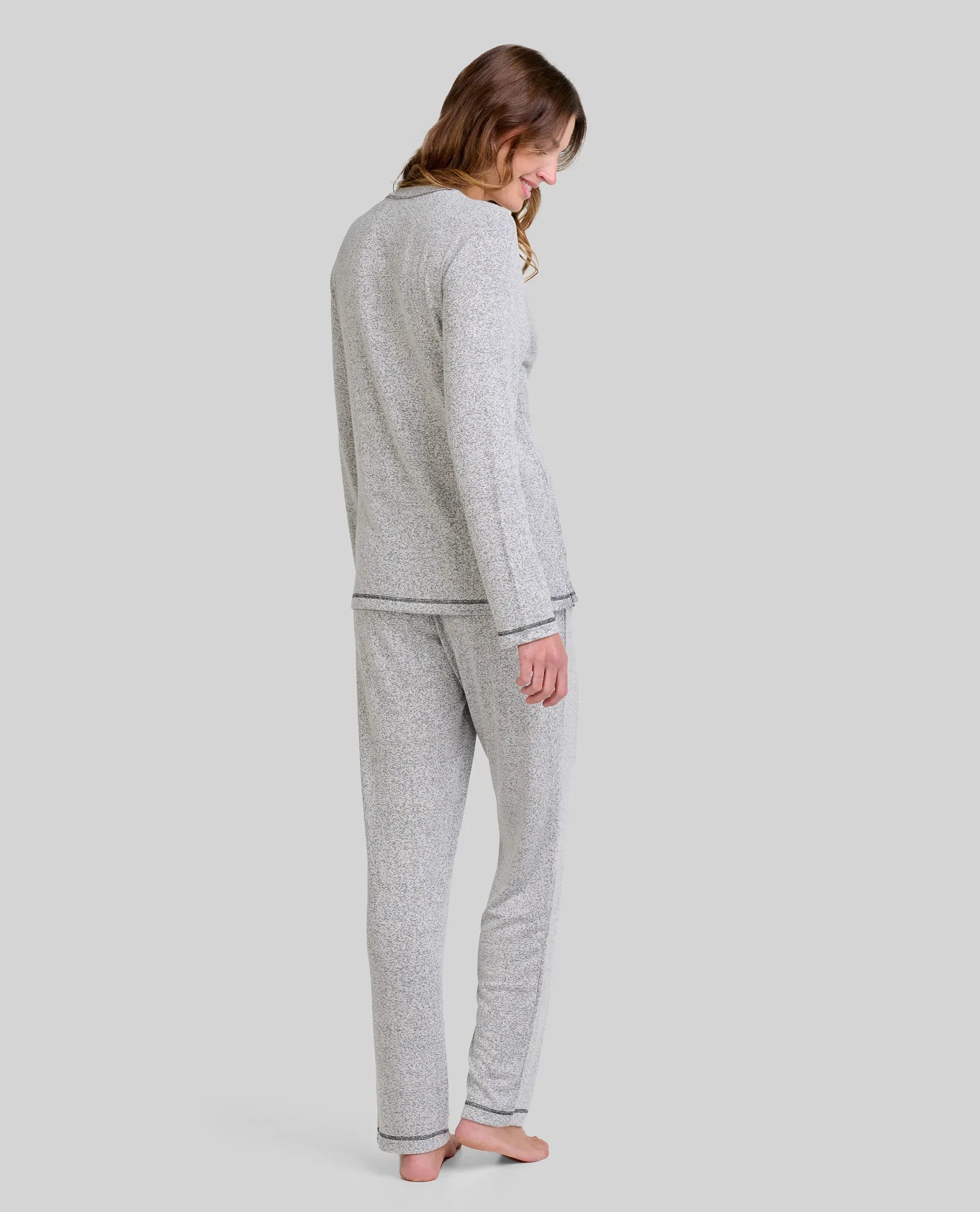 Mujer de espaldas con un pijama largo de agradable vigoré gris para invierno