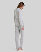 Mujer de espaldas con un pijama largo de agradable vigoré gris para invierno