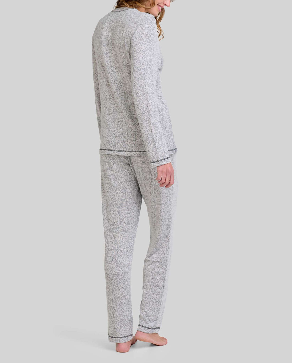 Mujer de espaldas con un pijama largo de agradable vigoré gris para invierno