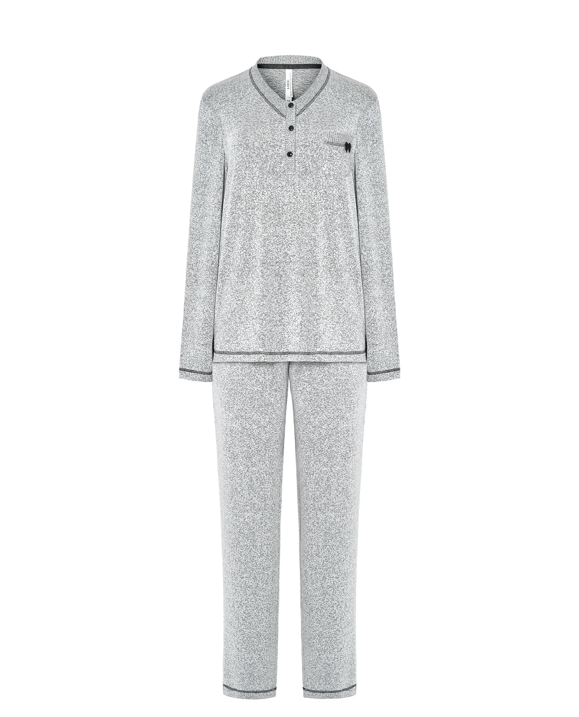 Conjunto de pijama gris de dos piezas con camiseta abotonada de manga larga con bolsillo en el pecho y pantalón largo a juego
