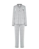Conjunto de pijama gris de dos piezas con camiseta abotonada de manga larga con bolsillo en el pecho y pantalón largo a juego