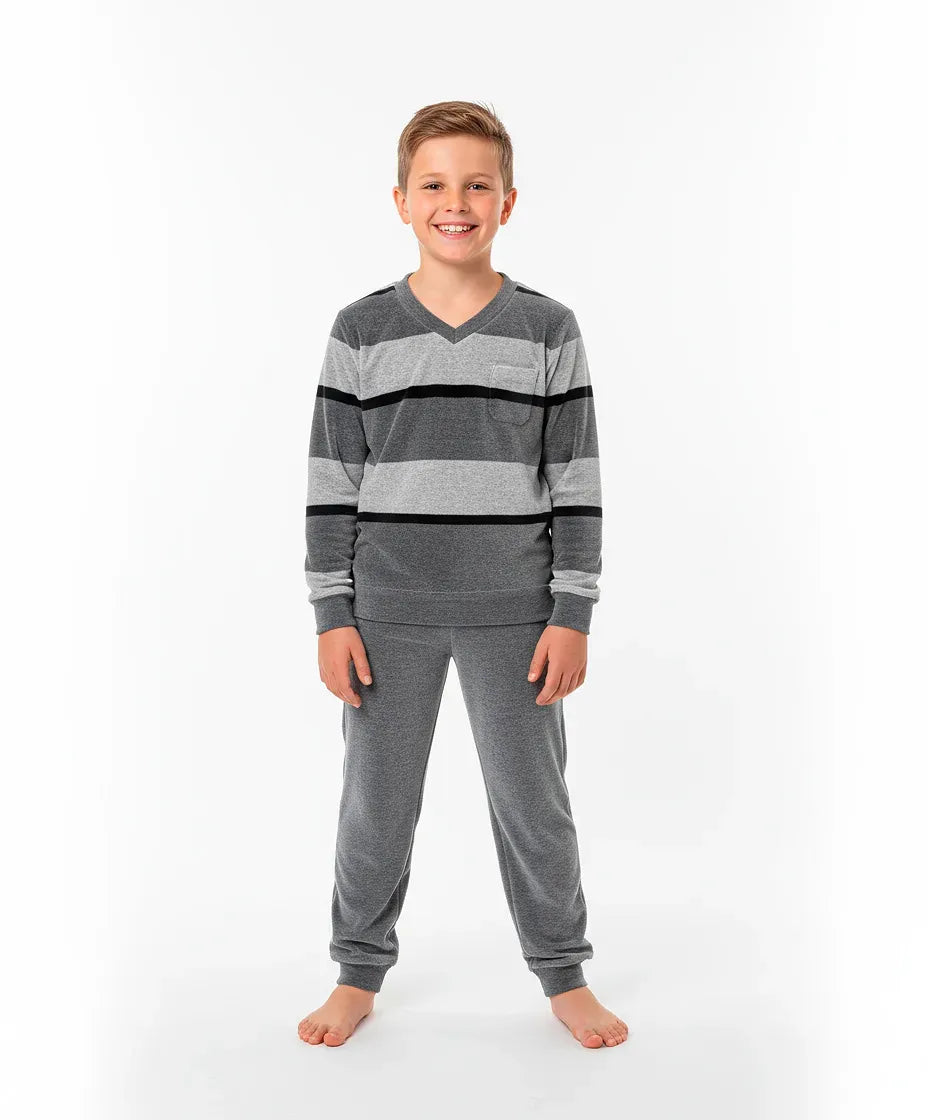 Niño viste pijama de invierno de terciopelo gris a rayas con cuello en pico, manga larga y puños elásticos