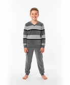 Niño viste pijama de invierno de terciopelo gris a rayas con cuello en pico, manga larga y puños elásticos