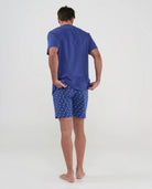 Hombre de espaldas con pijama fresco para verano de color azul