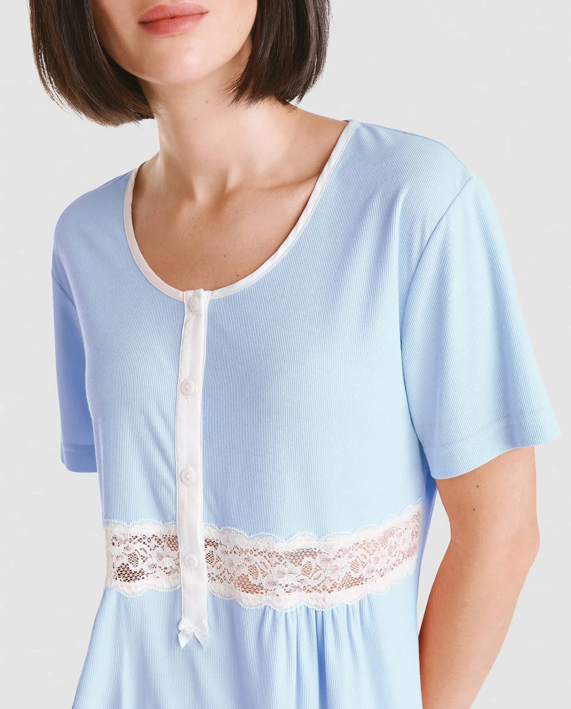 Detalle de bata lencera cruzada de verano color celeste para mujer con cuello smoking con vivo y cinturón